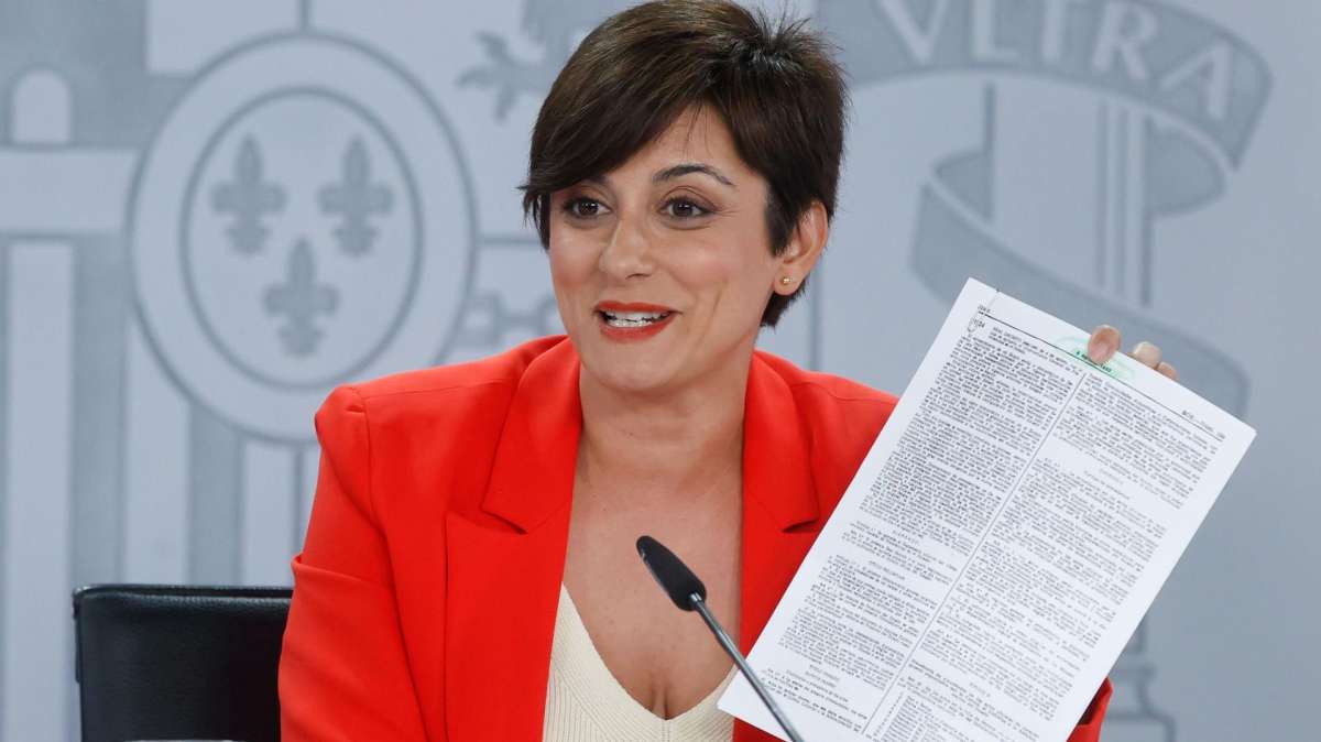 La ministra de Política Territorial y Portavoz del Gobierno, Isabel Rodríguez (c), durante la rueda de prensa posterior a la reunión del Consejo de Ministros, este miércoles.