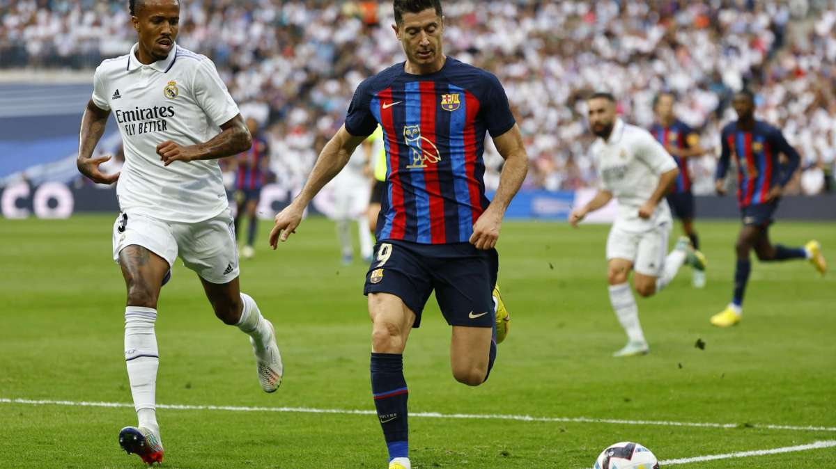 Lewandowski pugna por el balón con Militão, durante el partido de Liga que enfrentó a ambos equipos en el Bernabéu.