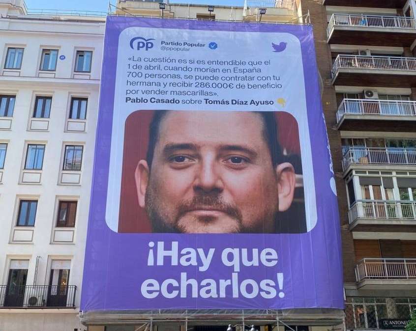 Lona que Podemos ha instalado en Madrid