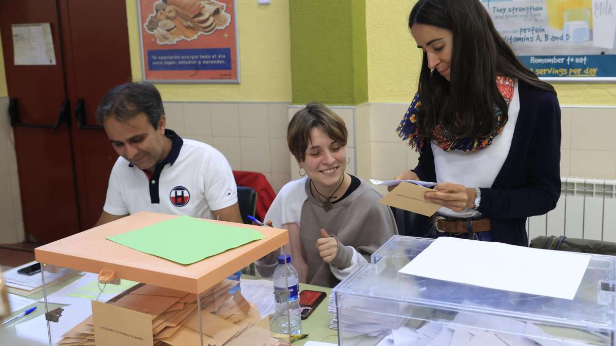 Los integrantes de una mesa electoral del colegio CEIP Ciudad de Roma en Madrid.