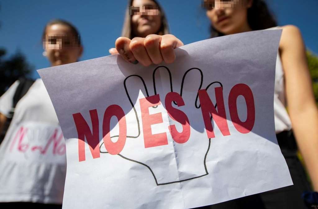 Manifestación donde unas estudiantes exhiben el cartel con el eslogan 'No es no'.