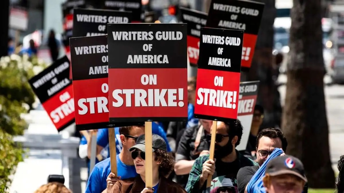 Miembros del Sindicato de Guionistas de Estados Unidos (WGA) se manifiestan frente al edificio de Netflix.
