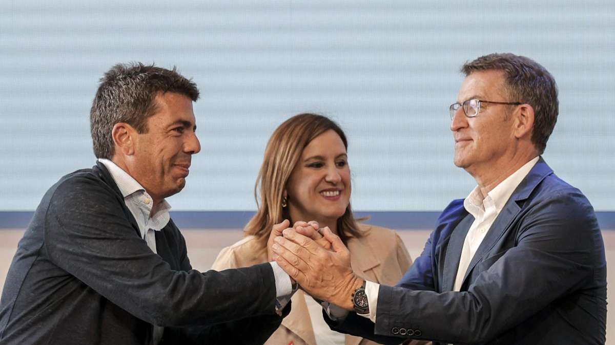 Núñez Feijóo, junto al candidato a la Generalitat, Carlos Mazón, y la candidata a la Alcaldía de Valencia, Maria José Catalá durante el acto de inicio de la campaña electoral.