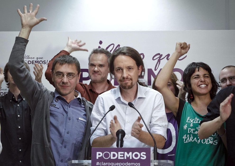Pablo Iglesias celebra los cinco escaños europeos junto a otros componentes de Podemos.
