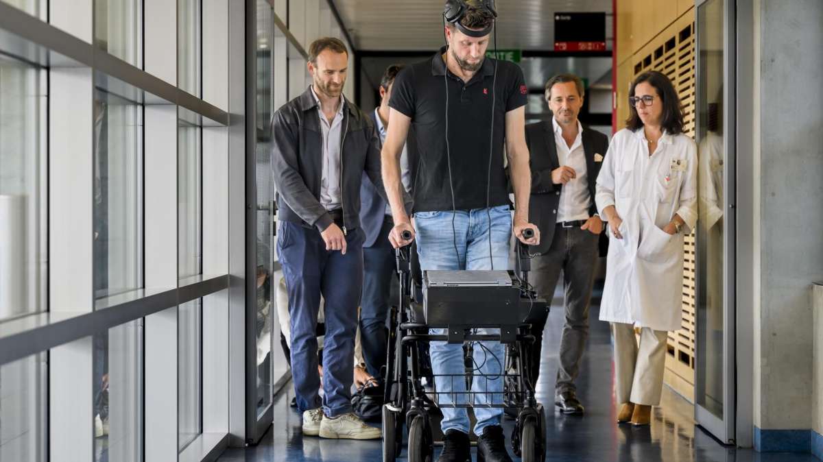 Un parapléjico vuelve a andar gracias a la primera interfaz hombre-máquina entrenada con IA