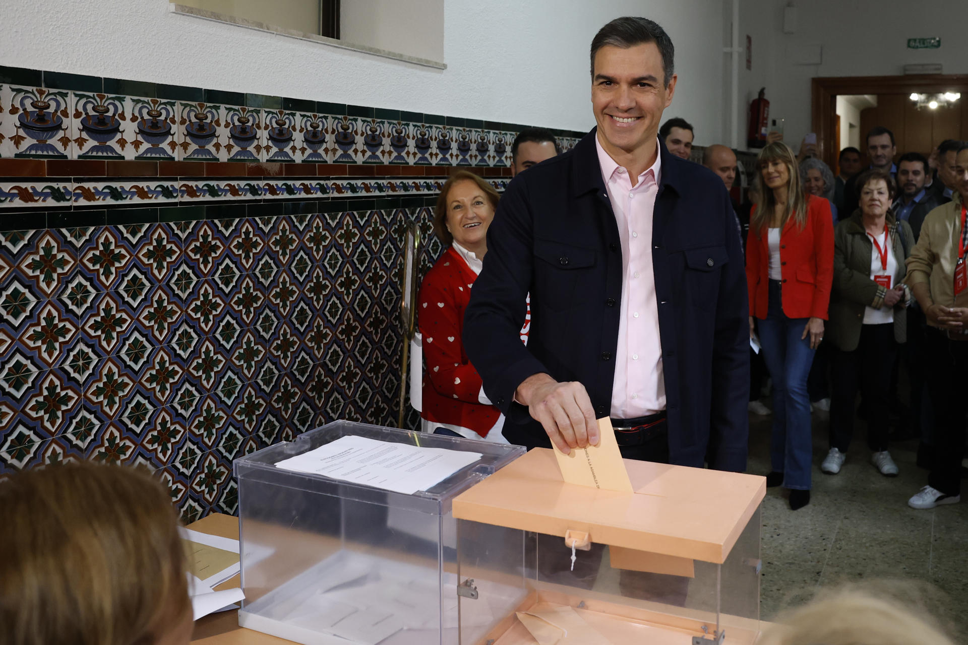 El presidente del Gobierno, Pedro Sánchez, ejerce su derecho al voto en el colegio Nuestra Señora del Buen Consejo, este domingo, durante las elecciones locales municipales y autonómicas. 