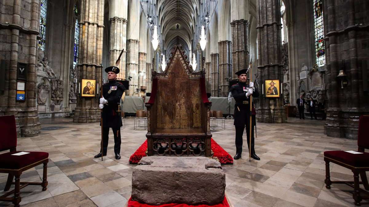 La Piedra del Destino bajo la silla donde será coronado Carlos III.