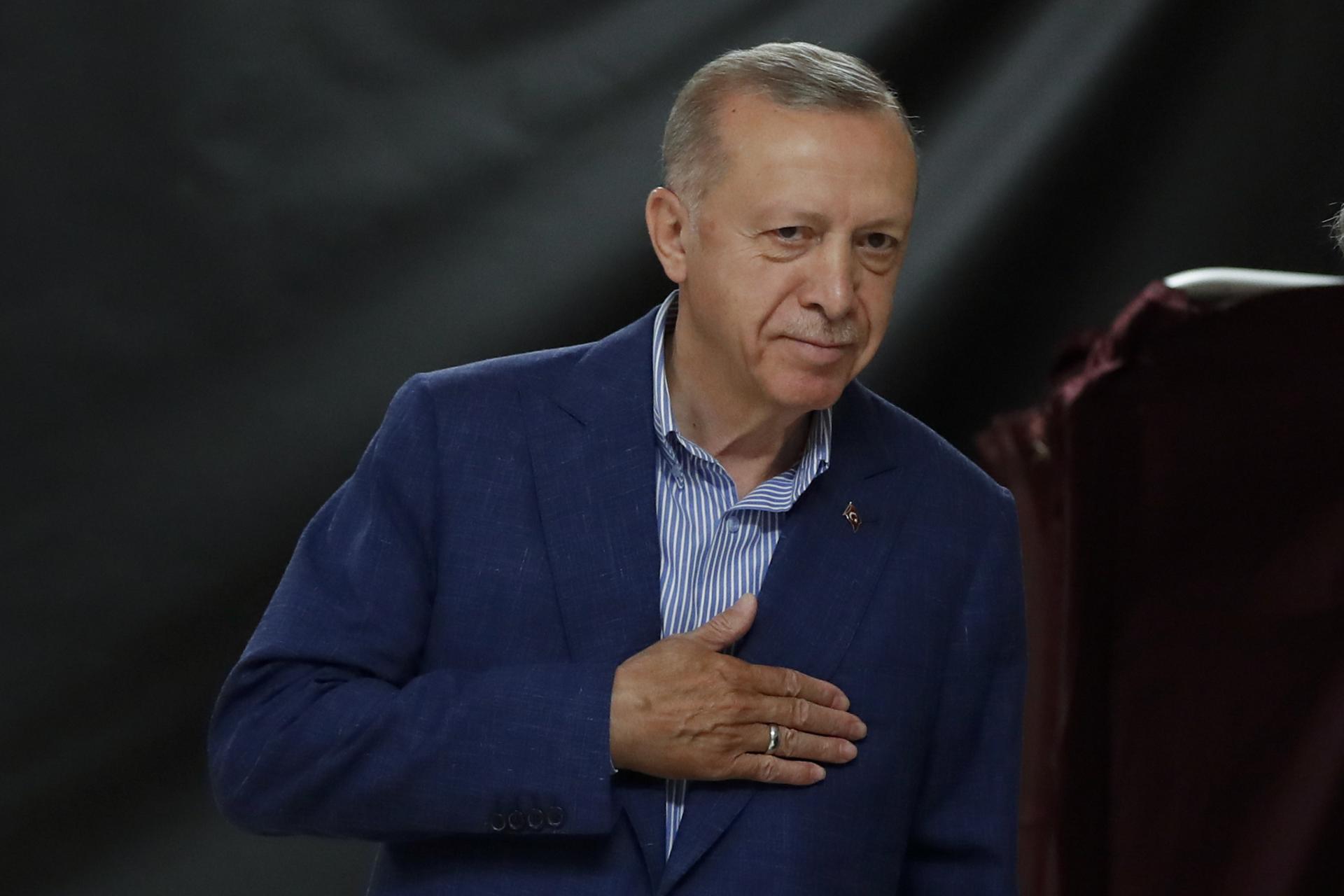 Presidente Erdogan en el colegio electoral de Turquía tras votar