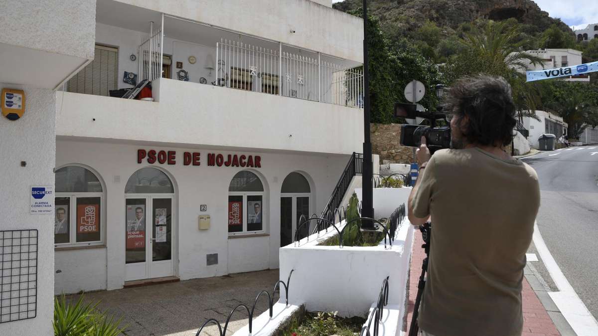 Puerta de la sede del PSOE de Mojácar.