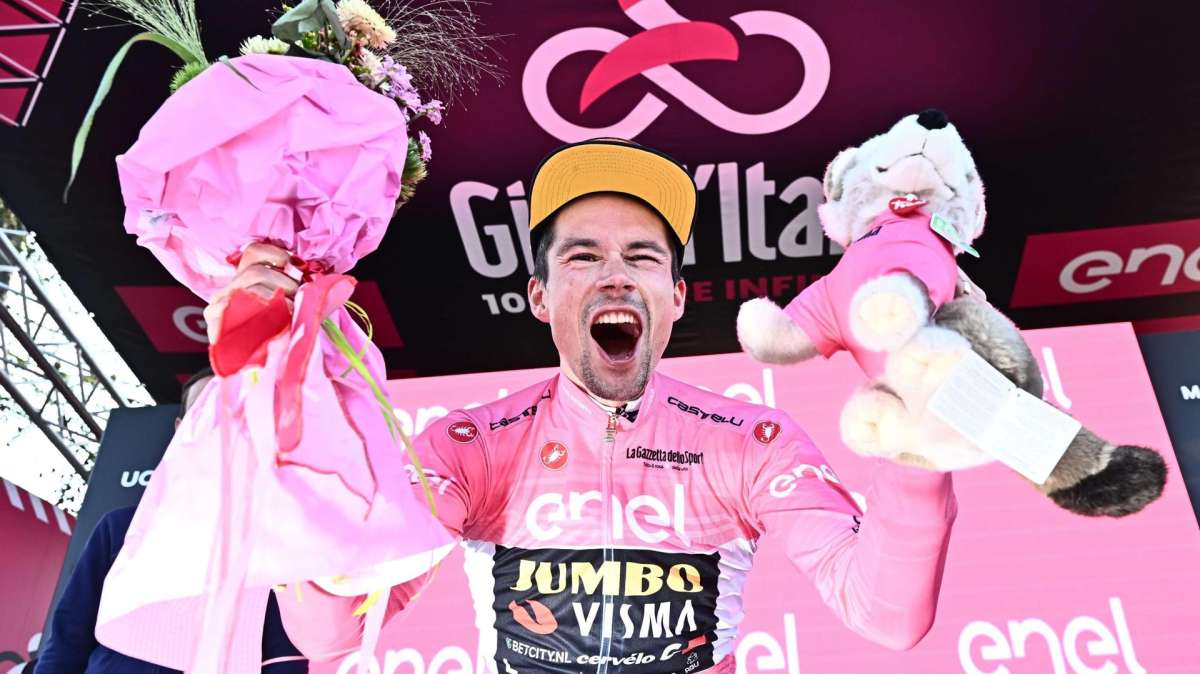 Roglic celebra su victoria en la cronoescalada, penúltima etapa del Giro