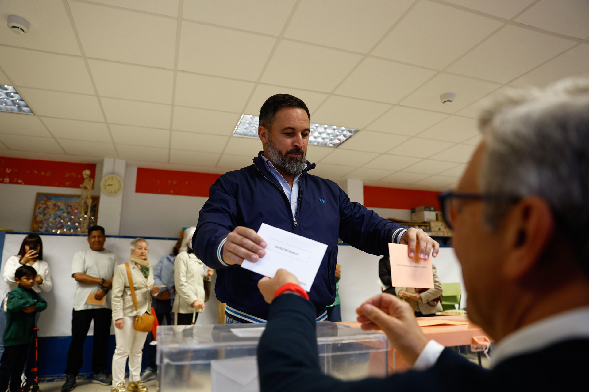 El líder de Vox, Santiago Abascal vota en un colegio electoral de Madrid este domingo durante las elecciones municipales y autonómicas. 