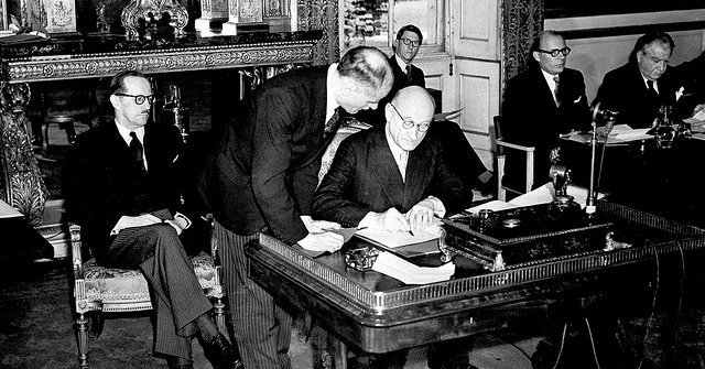 Robert Schuman en la firma de la declaración que lleva su nombre.