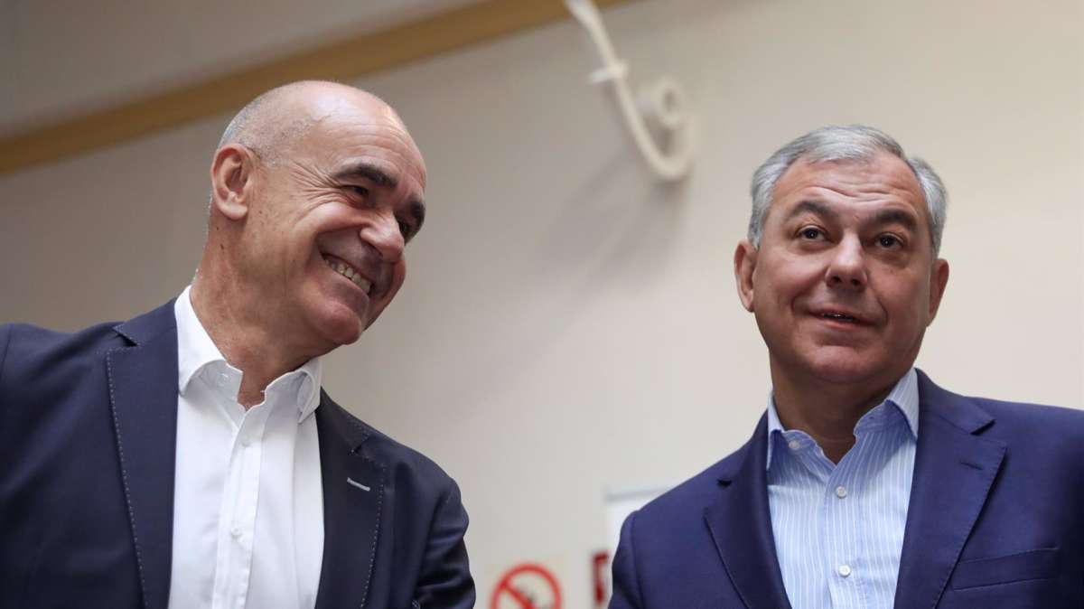 El alcalde y candidato del PSOE a la Alcaldía de Sevilla, Antonio Muñoz, y el candidato del PP, José Luis Sanz.