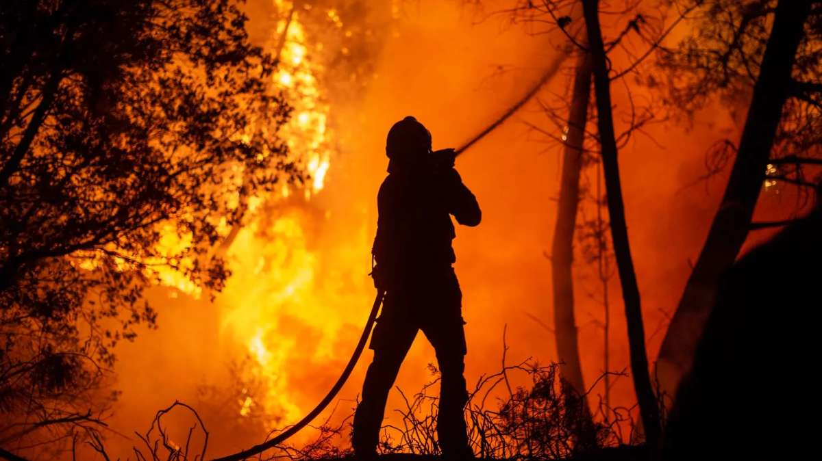 Un bombero trata de sofocar el fuego en un incendio registrado en Ourense.