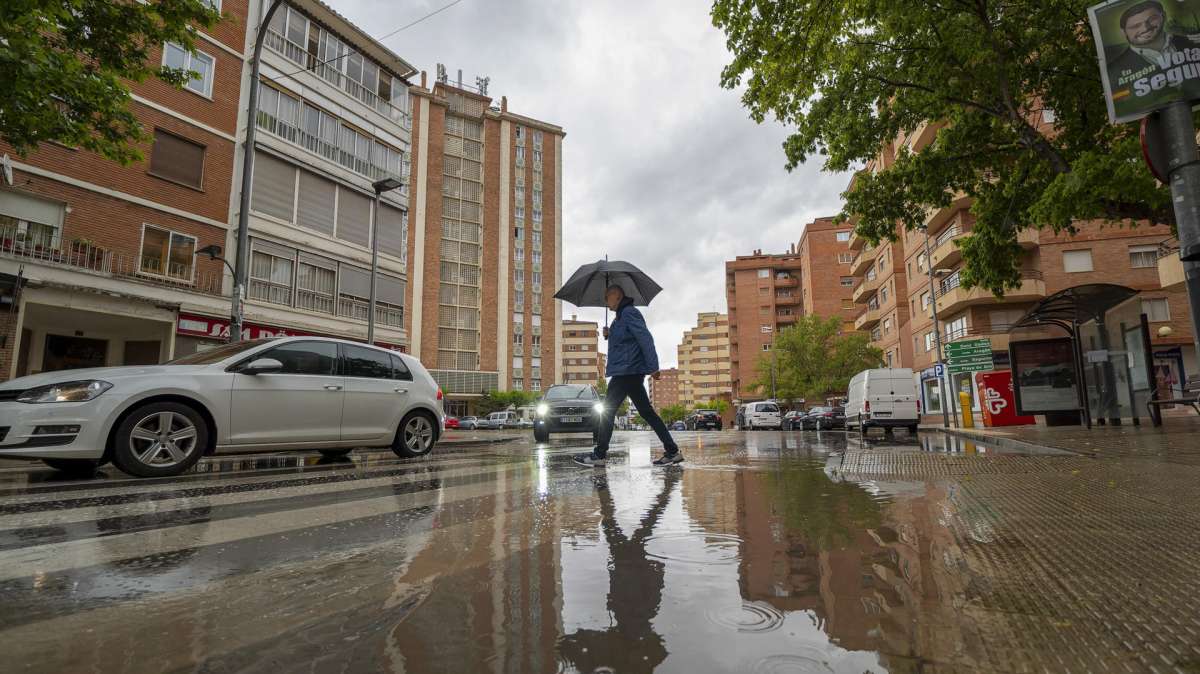 Un hombre se protege de la lluvia bajo un paraguas, este miércoles en Teruel