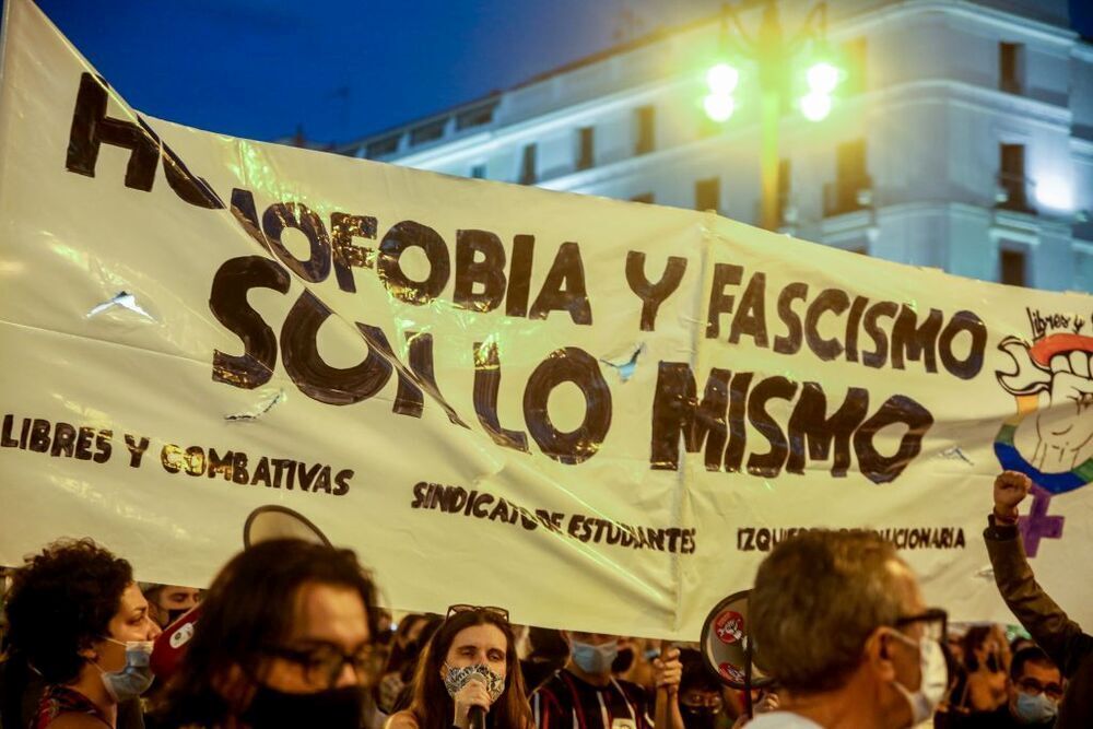 Varios manifestantes durante una concentración en la Puerta del Sol contra las agresiones homófobas.