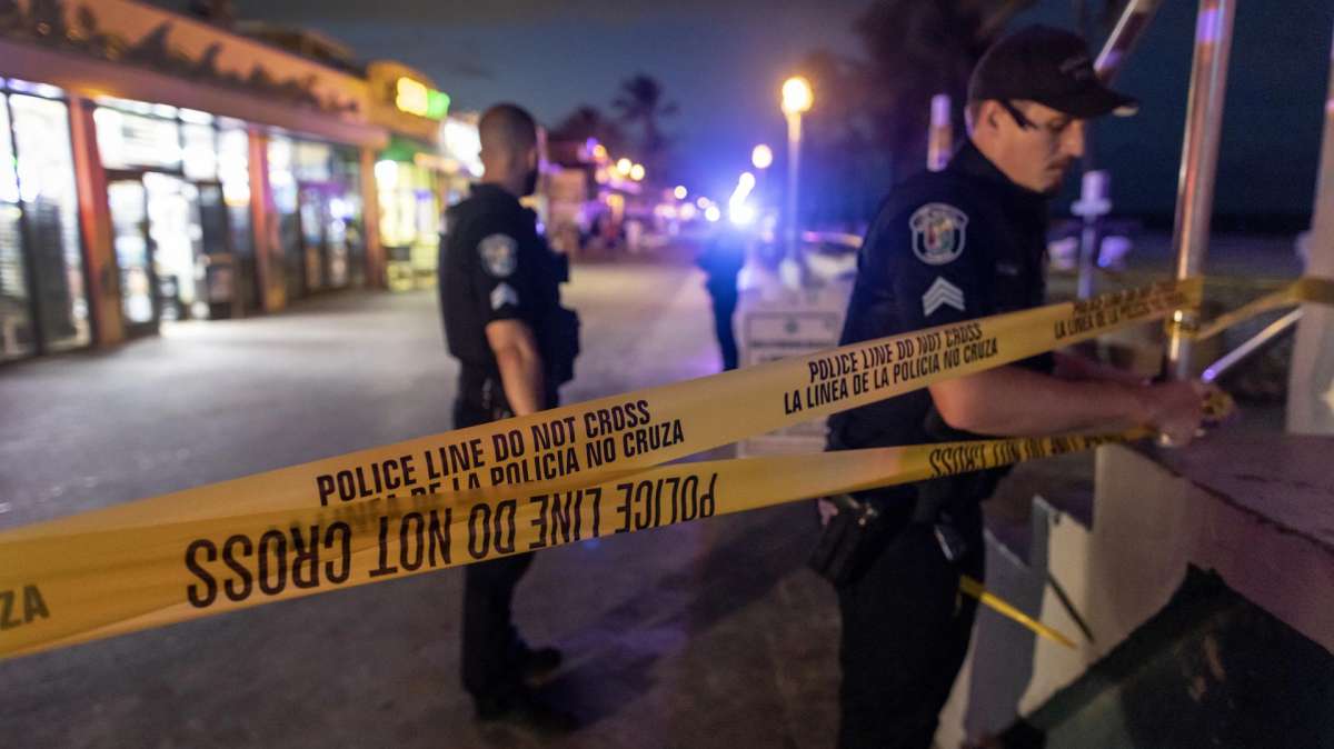Varios policías tras el tiroteo de Florida.