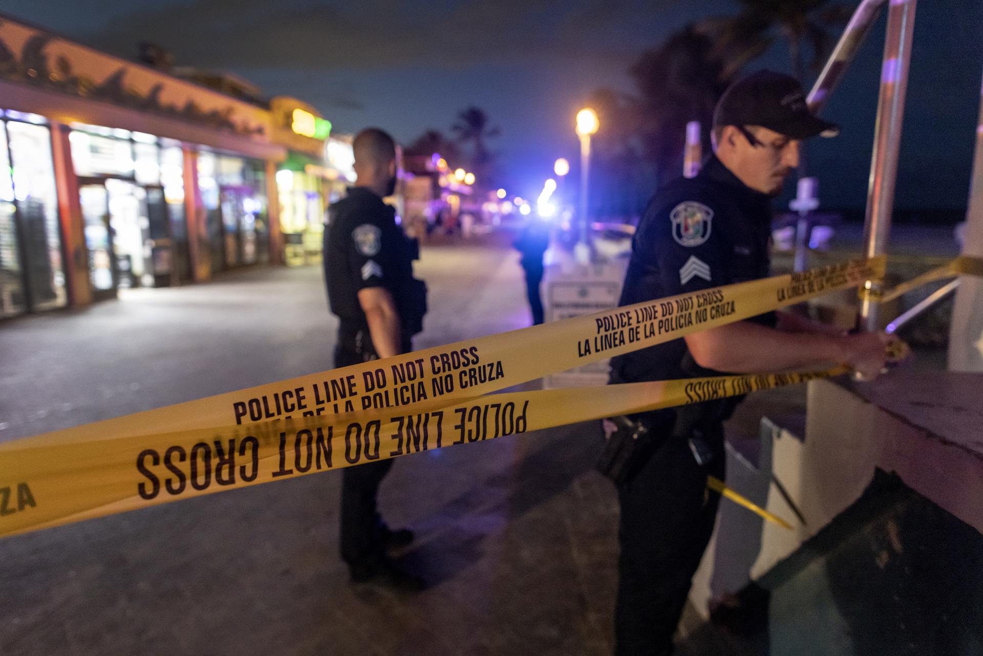 Varios policías tras el tiroteo de Florida.