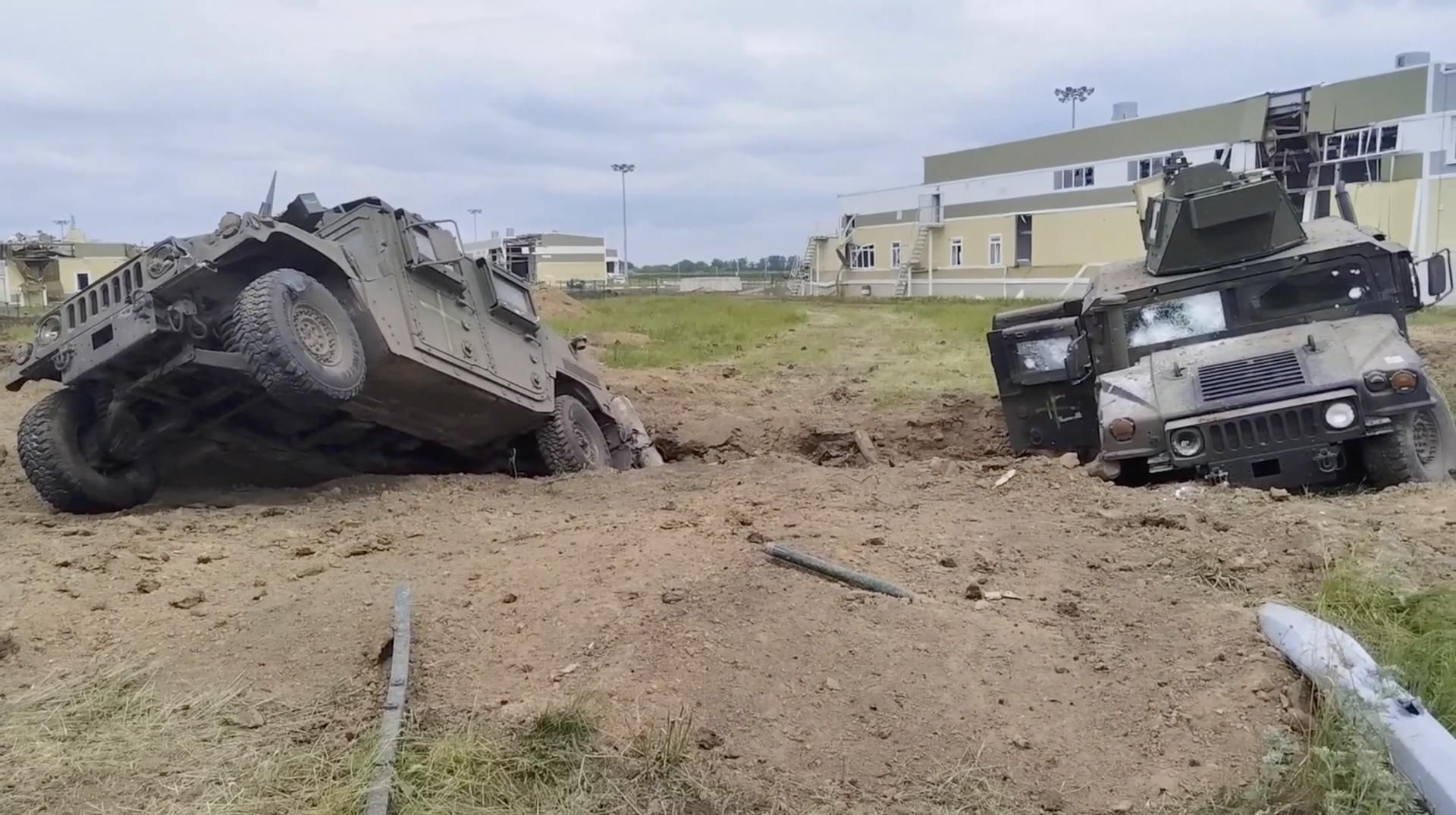 Vehículos destruidos este martes en la región rusa de Bélgorod.