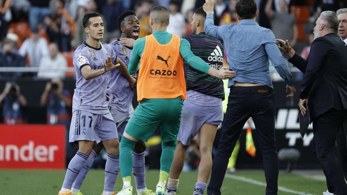 Vinicius se encara con el banquillo del Valencia tras su expulsión al final del partido de Mestalla.