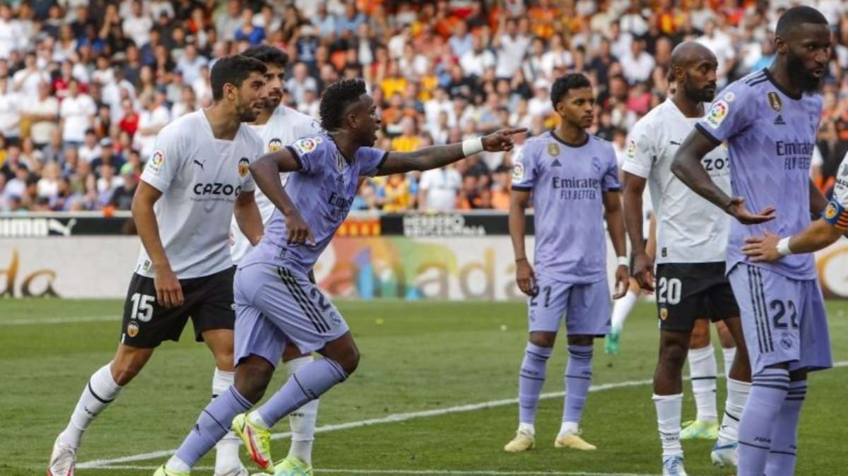Vinicius señala a un aficionado durante el Valencia-Real Madrid.