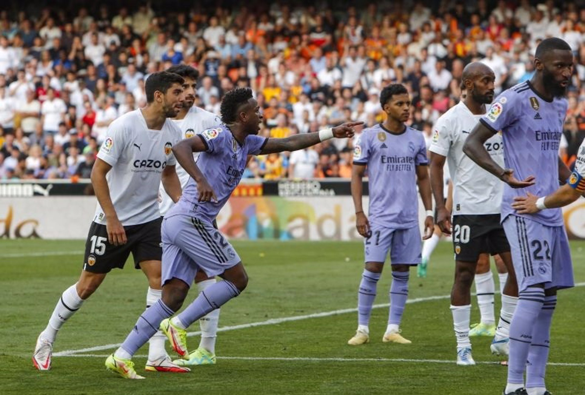 Vinicius señala a un aficionado durante el Valencia-Real Madrid.