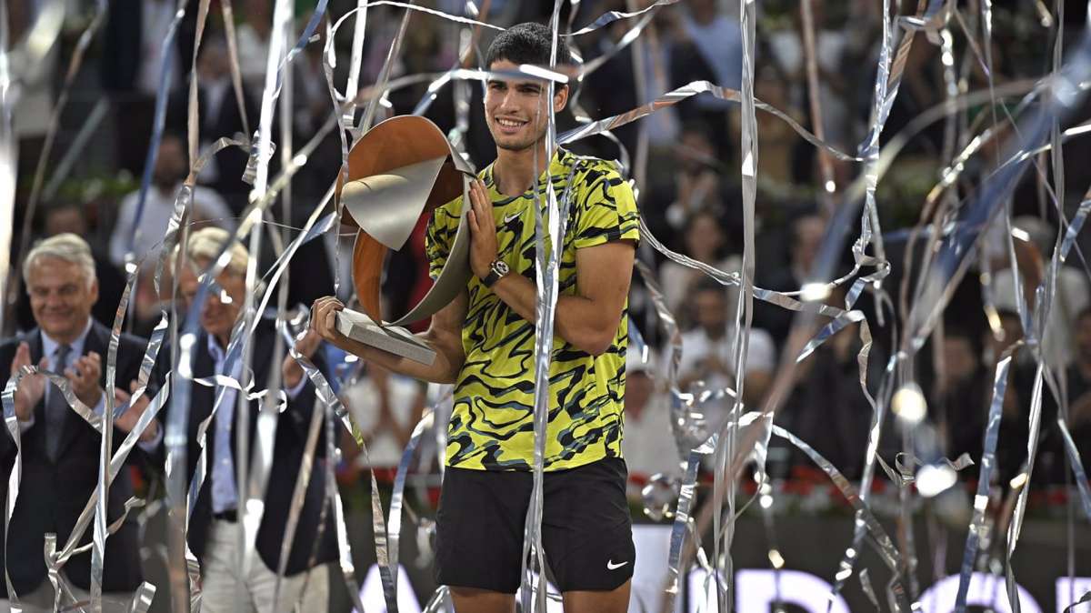 Carlos Alcaraz recoge el trofeo en la final del Mutua Madrid Open tras vencer contra Jan-Lennard Struff en la Caja Mágica