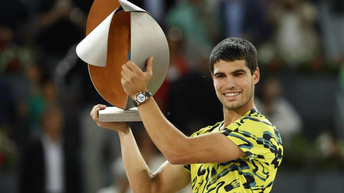 Alcaraz posa con el trofeo de campeón del Mutua Madrid Open