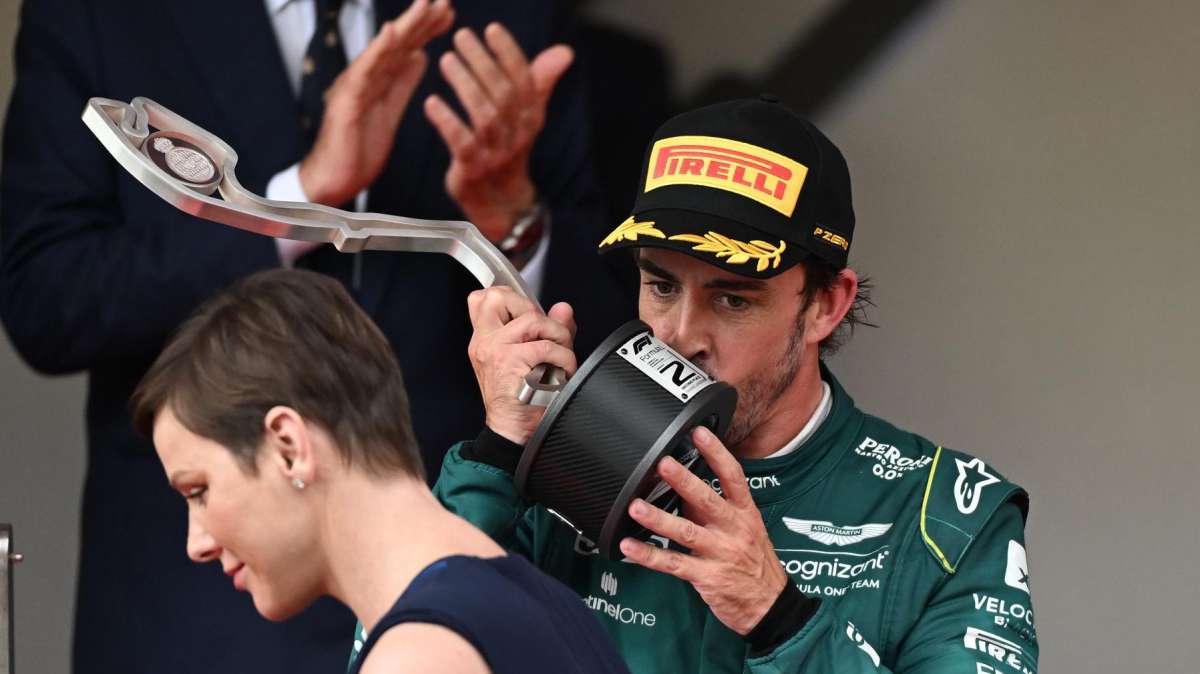 Alonso besa el trofeo de segundo clasificado