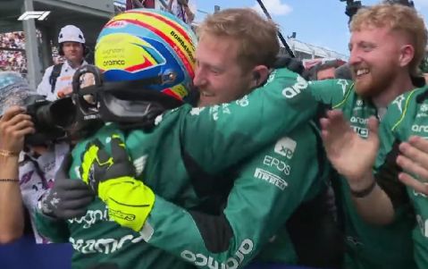 Alonso celebra con sus mecánicos el podio en Miami