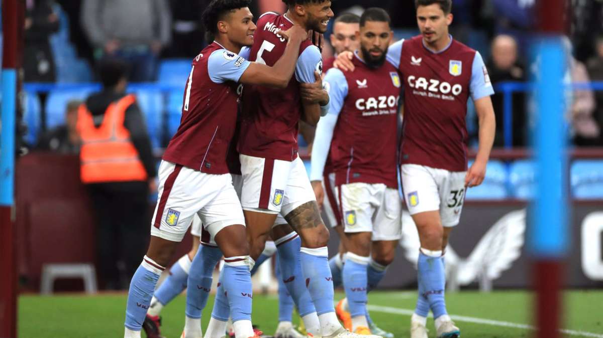 Los jugadores del Aston Villa celebran un gol