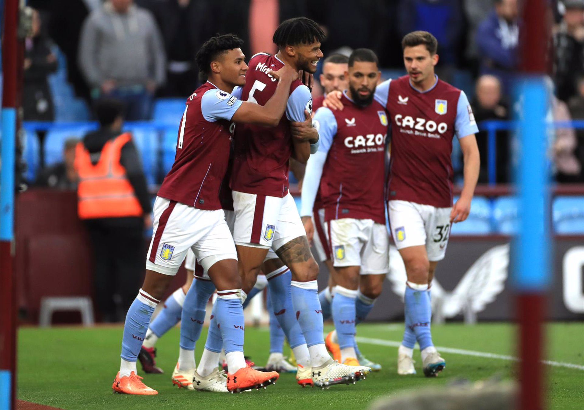 Los jugadores del Aston Villa celebran un gol