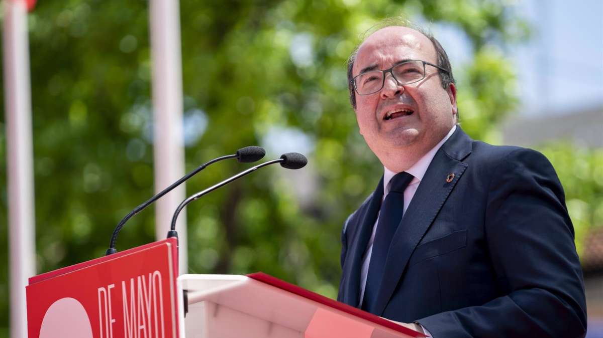 El ministro de Cultura y Deportes, Miquel Iceta, interviene durante el acto de homenaje a los Héroes de la Independencia, en la Plaza del Pradillo, a 2 de mayo de 2023, en Móstoles, Madrid (España)