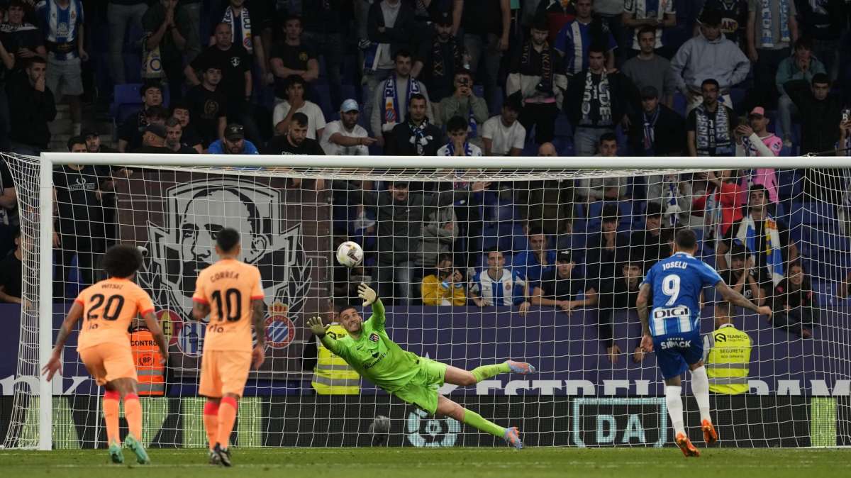 Joselu marca de penalti en el Espanyol-Atlético