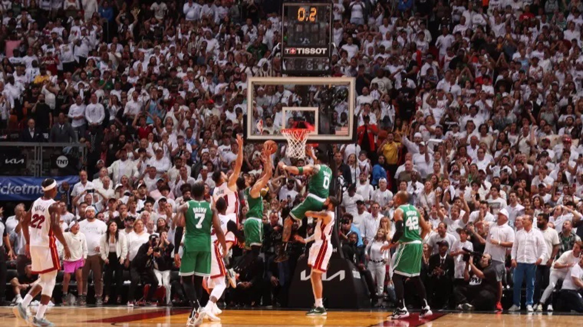 Momento del palmeo ganador de Derrick White en el sexto partido de la Final de la Conferencia Este entre los Heat y los Celtics