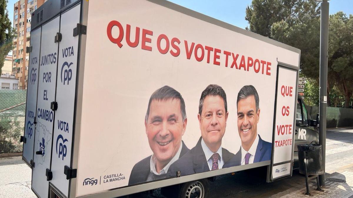 Un camión del PP recorre Castilla-La Mancha con las caras de Sánchez, Page y Otegi y la frase "Que os vote Txapote"