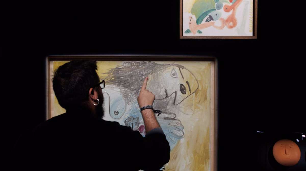 Un hombre señala una de las obras de la exposición ‘Picasso: Sin Título’, en La Casa Encendida