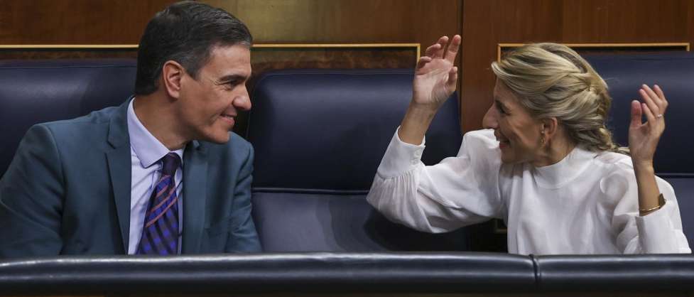 Pedro Sánchez, junto a Yolanda Díaz, durante la última jornada de debate y votación de los presupuestos en el pleno del Congreso.