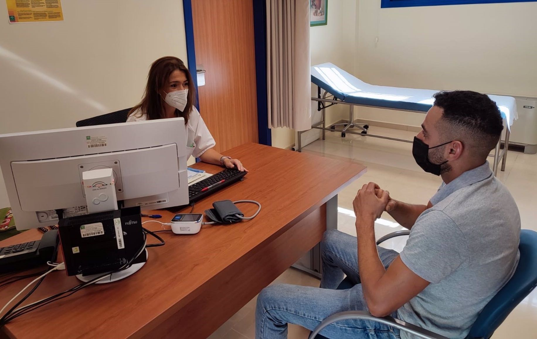 Un paciente es atendido en la Consulta de Acogida de Enfermería del Área Sanitaria Norte-Antequera de Málaga
