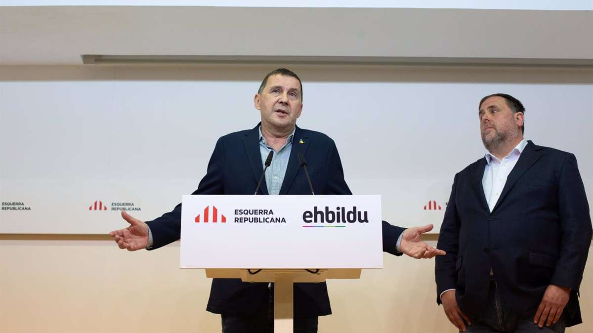 El coordinador general de EH Bildu, Arnaldo Otegi, y el líder de ERC, Oriol Junqueras.