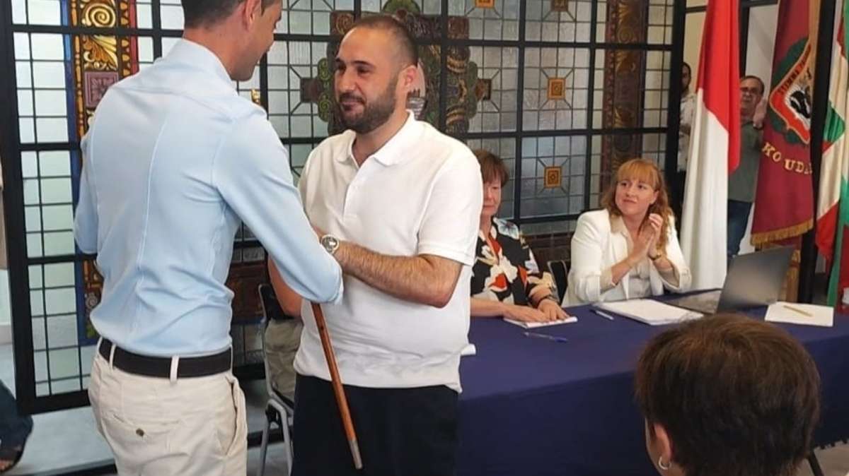 Asier Larrauri toma posesión como alcalde de Bermeo.