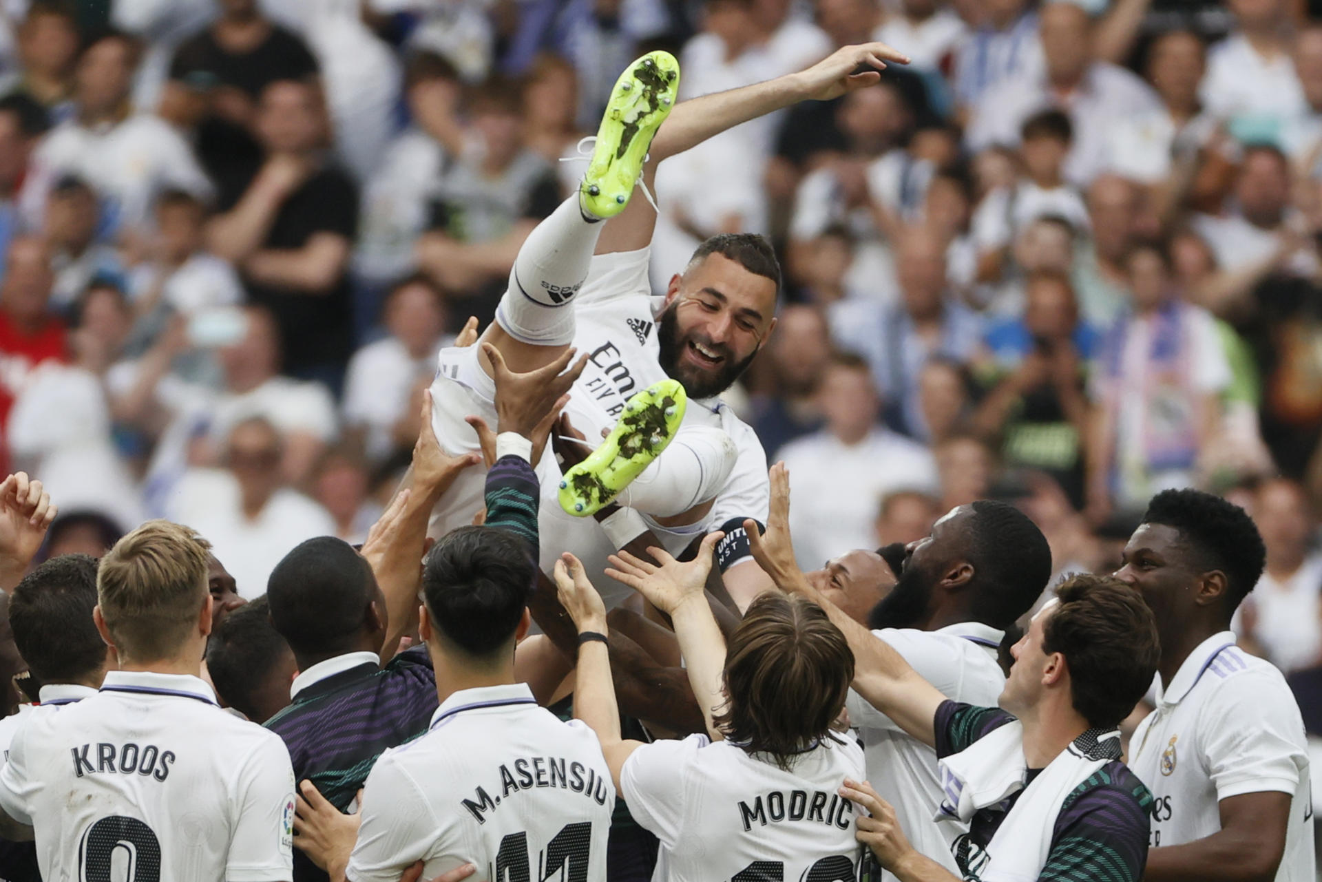 Benzema manteado por sus compañeros en el útlimo partido de liga