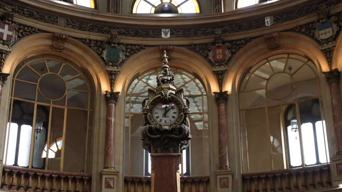 Ibex Vista de un reloj en el Palacio de la Bolsa en Madrid.