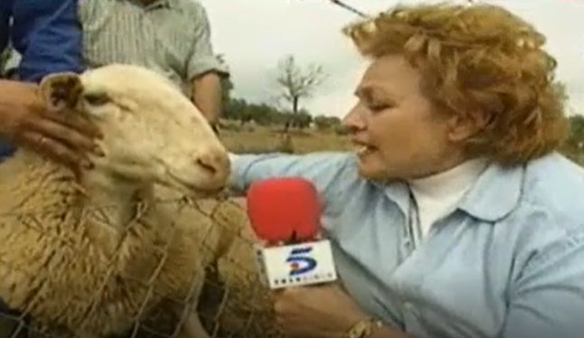 Carmen Sevilla, entrevistando a una 'ovejita'