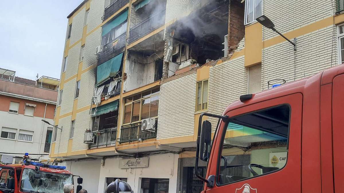 Efectos de una explosión de gas este jueves, en una vivienda ubicada en un bloque de pisos de Badajoz.