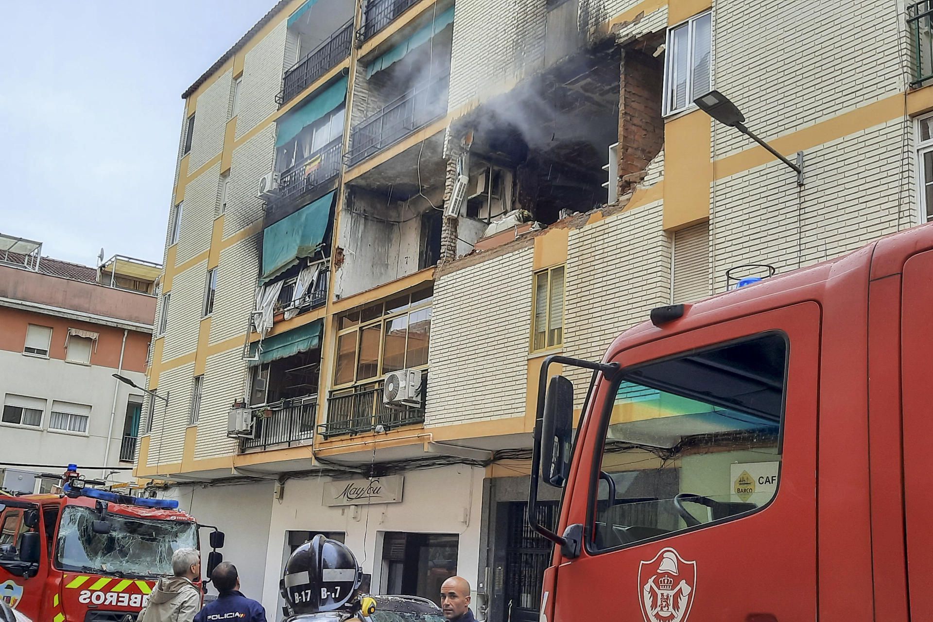 Efectos de una explosión de gas este jueves, en una vivienda ubicada en un bloque de pisos de Badajoz.