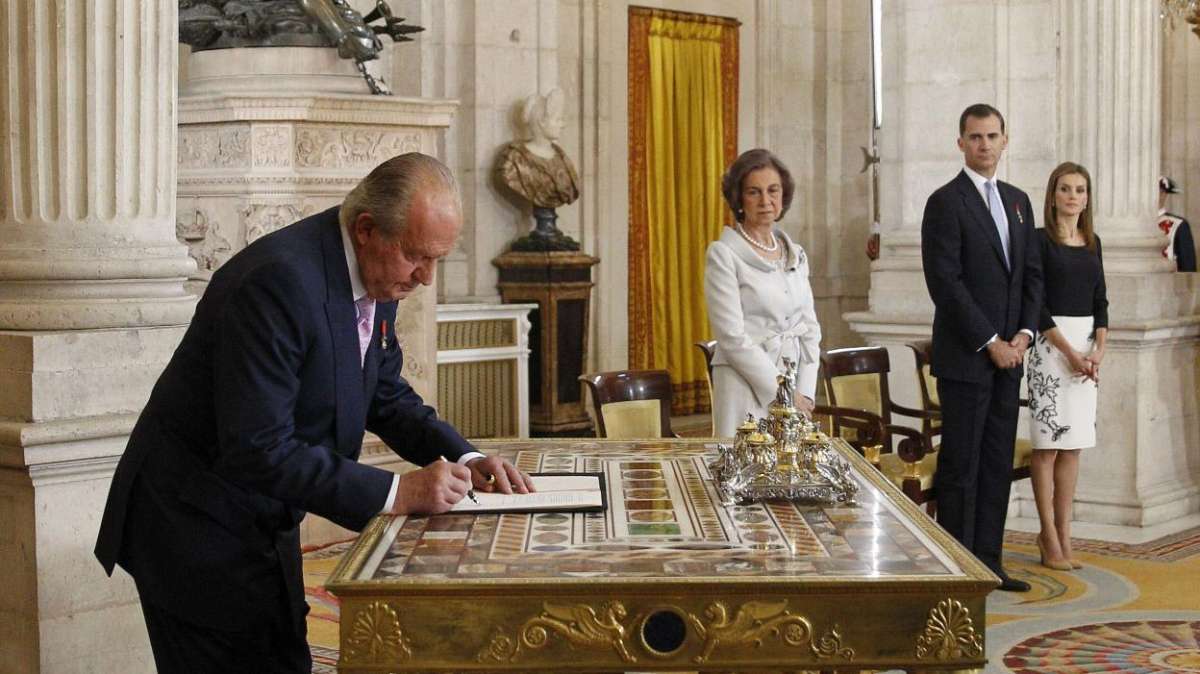 El Rey Juan Carlos I sanciona la ley orgánica por la que se hace efectiva su abdicación del trono español.