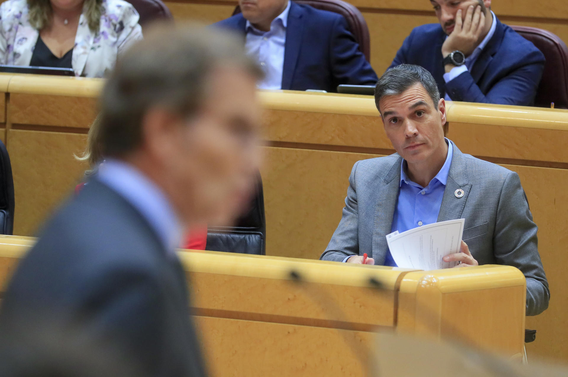 El presidente del Gobierno, Pedro Sánchez, escucha la intervención del líder del PP, Alberto Núñez Feijóo (i)durante el pleno del Senado, en una imagen de archivo.