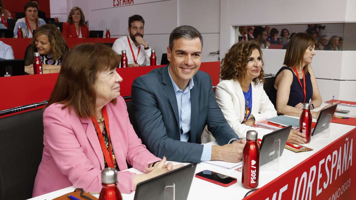El presidente del Gobierno, Pedro Sánchez junto con la ministra de Hacienda, María Jesús Montero y la presidenta del PSOE, Cristina Narbona