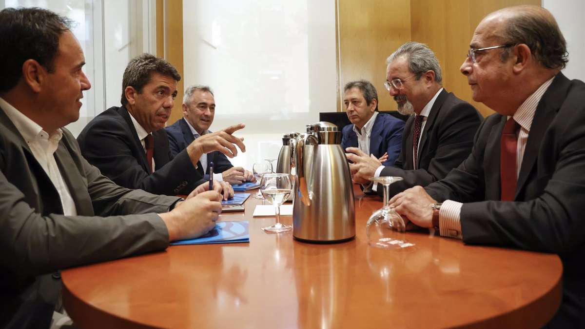 El presidente del PPCV y candidato más votado a la Presidencia de la Generalitat, Carlos Mazón (a la izquierda y en el centro), finaliza con Vox la ronda de reuniones con las formaciones políticas que han obtenido representación parlamentaria.